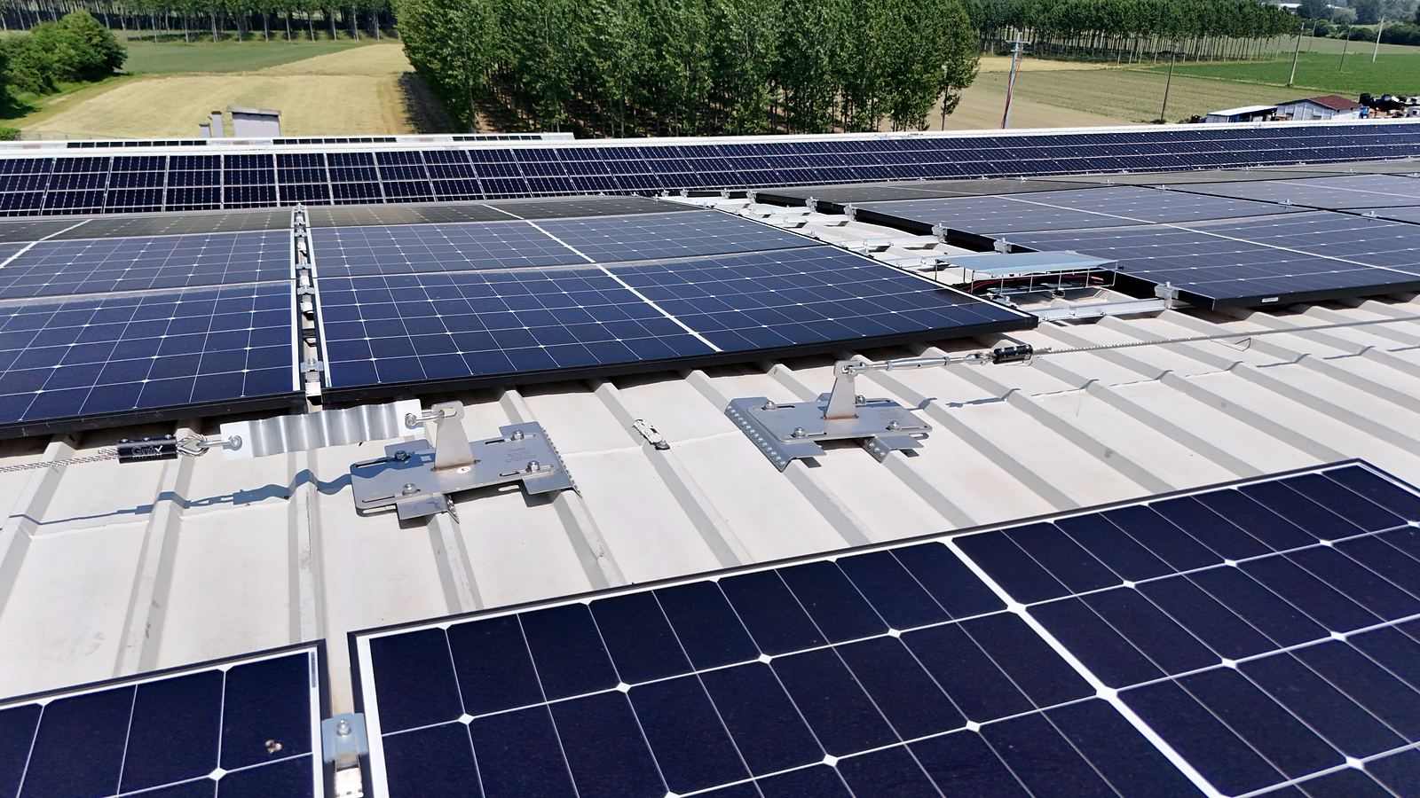 Ancoraggi e fune della linea vita fra i pannelli fotovoltaici su una copertura in lamiera