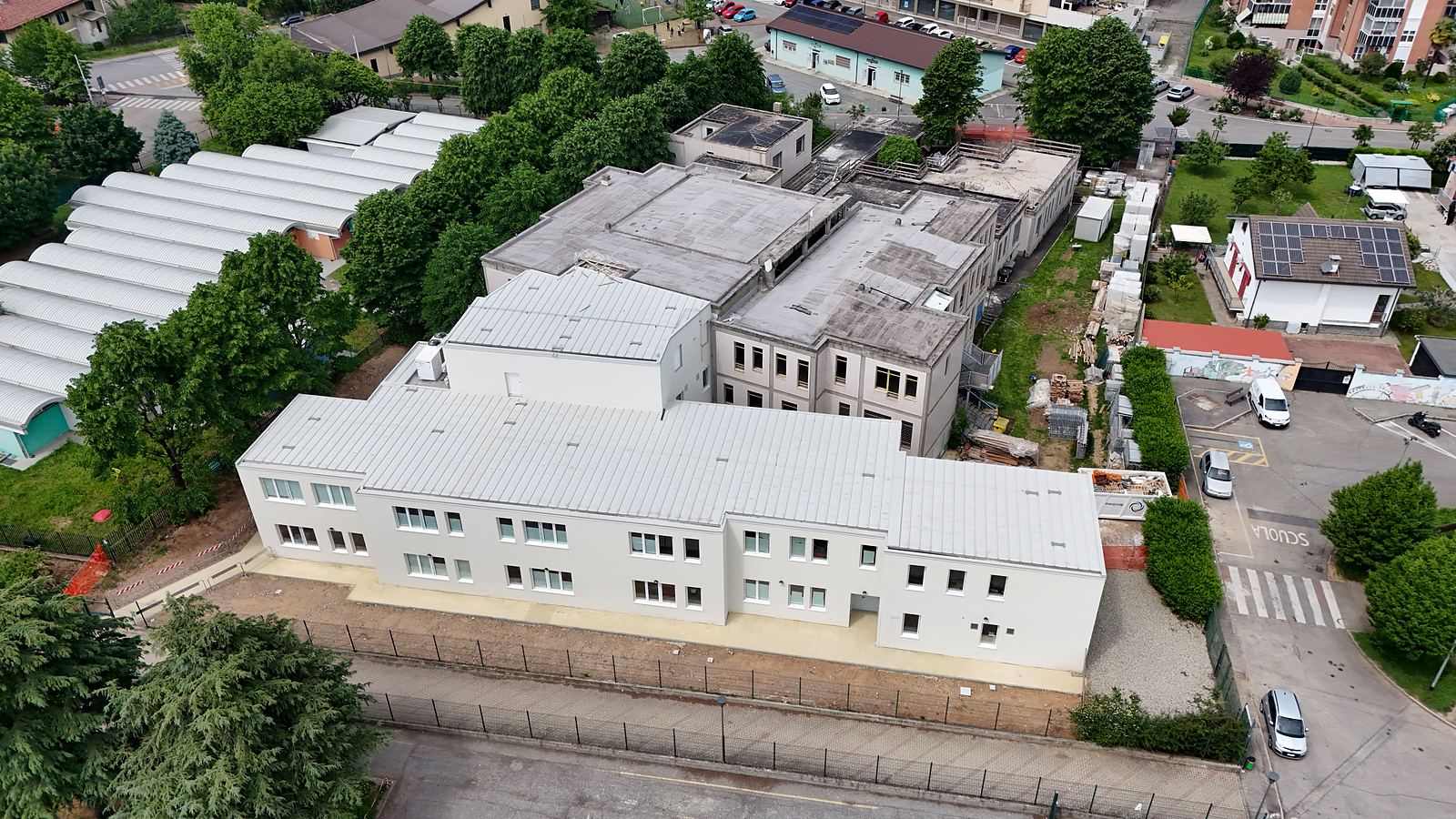 Vista aerea di un edificio scolastico con copertura metallica a doppia aggraffatura