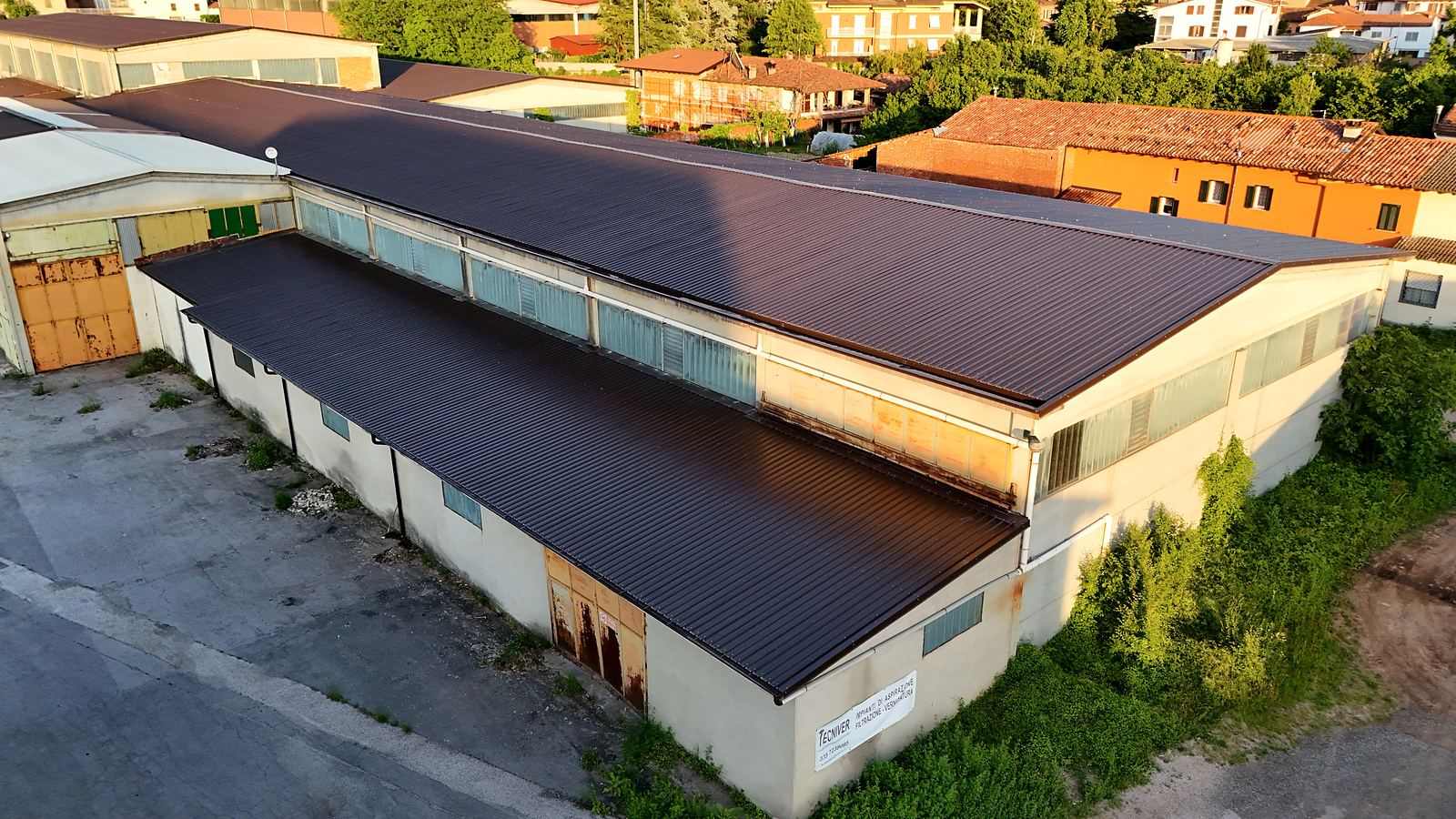Capannone industriale con copertura in lamiera color testa di moro appena posata