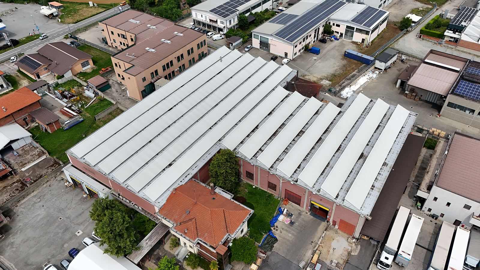 Vista aerea di un capannone con copertura a shed bianca