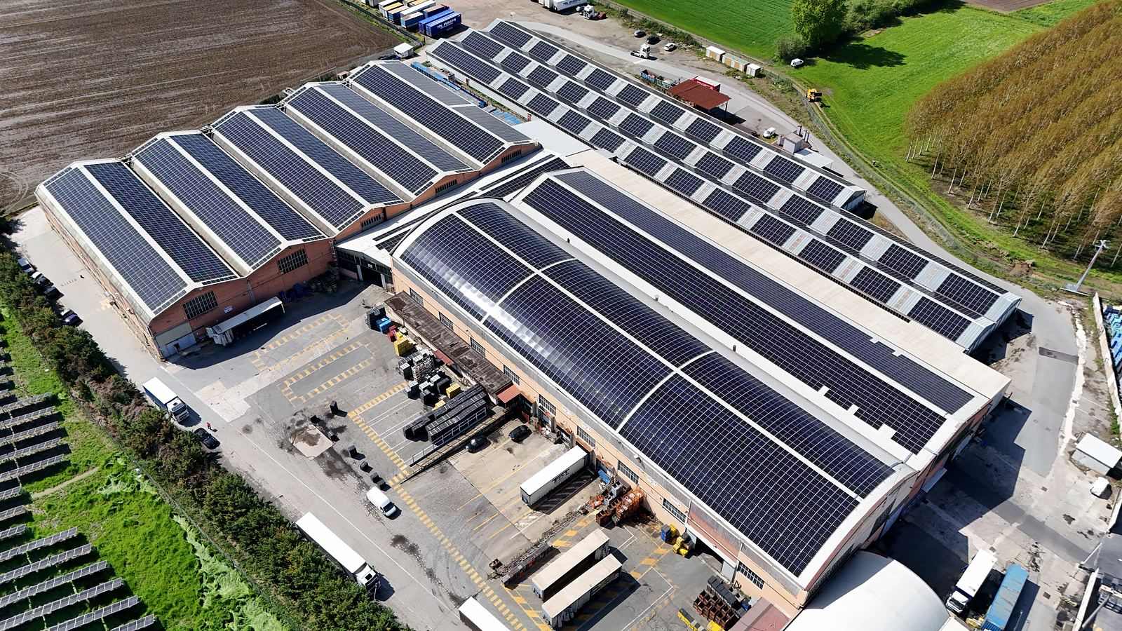 Vista aerea di capannoni a shed con impianto fotovoltaico sulle falde