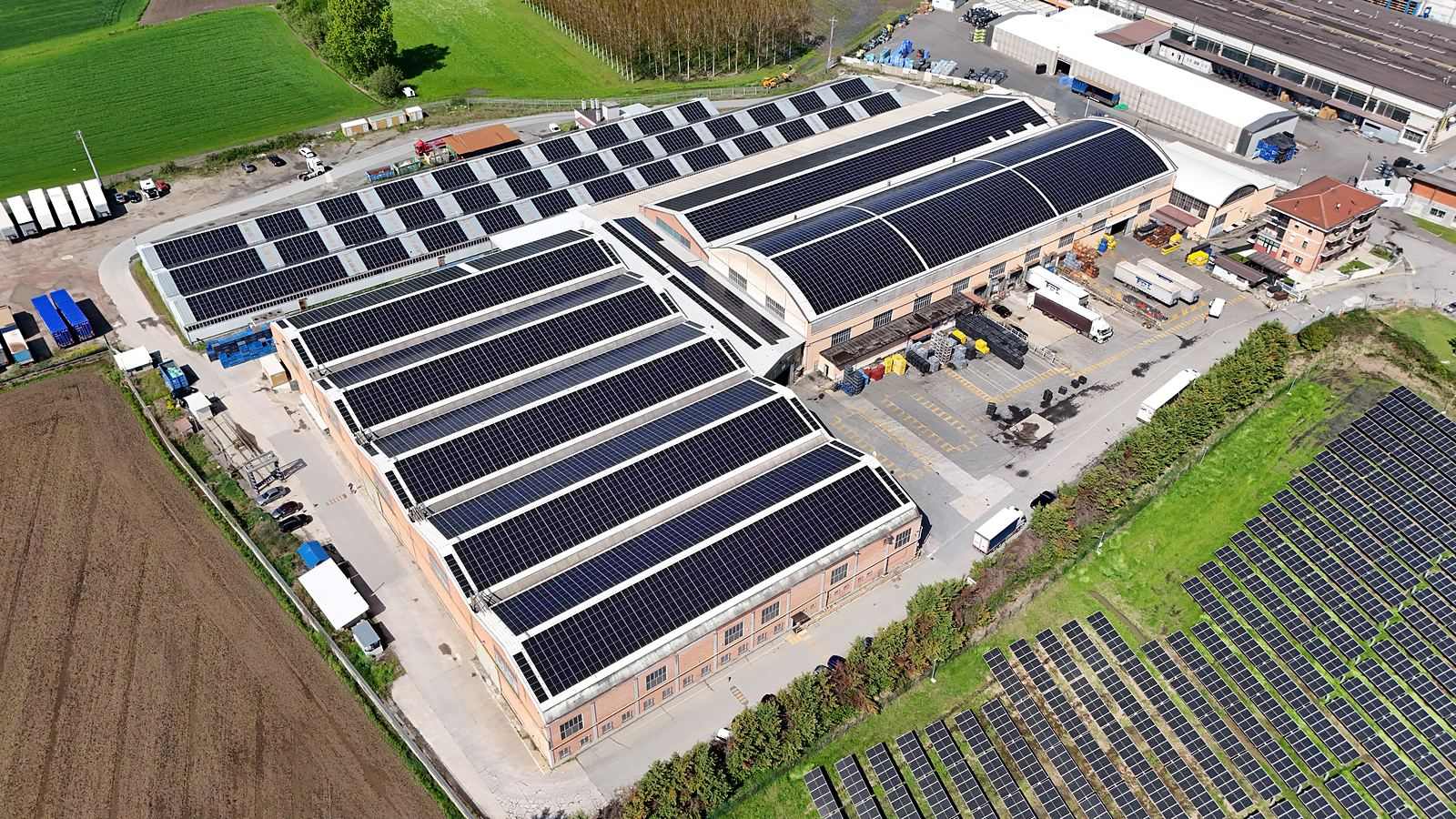 Vista aerea di capannoni industriali con copertura a volta e impianto fotovoltaico