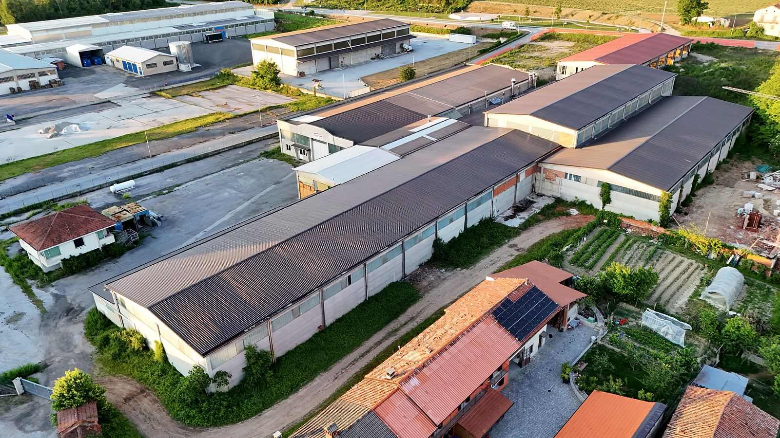 Vista aerea di un'area industriale con capannoni dalle coperture rifatte
